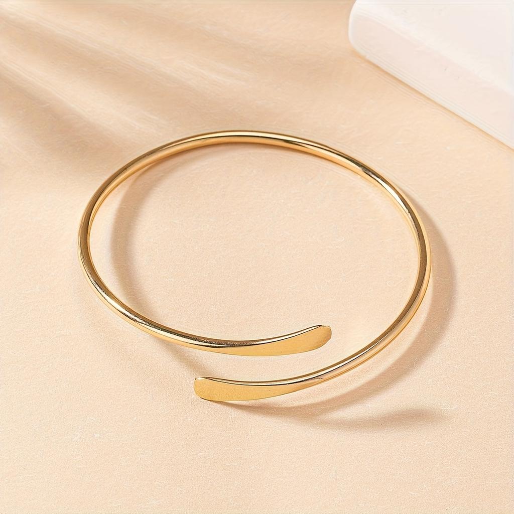 Elegante Bracciale Dorato Minimalista a Bracciale Aperto con Estremità Piatte Sottili, Versatile Accessorio di Moda per l'Uso Quotidiano e le Feste