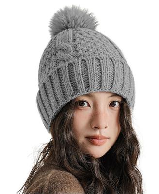 Crossmarberry Strickmütze mit Beanie für Herbst und Kälte Dehnbar CY124 Grau Damen Boa-gefüttert Bommel, Niedlich, Warm, Stilvoll, Weich, Winter, Schutz,