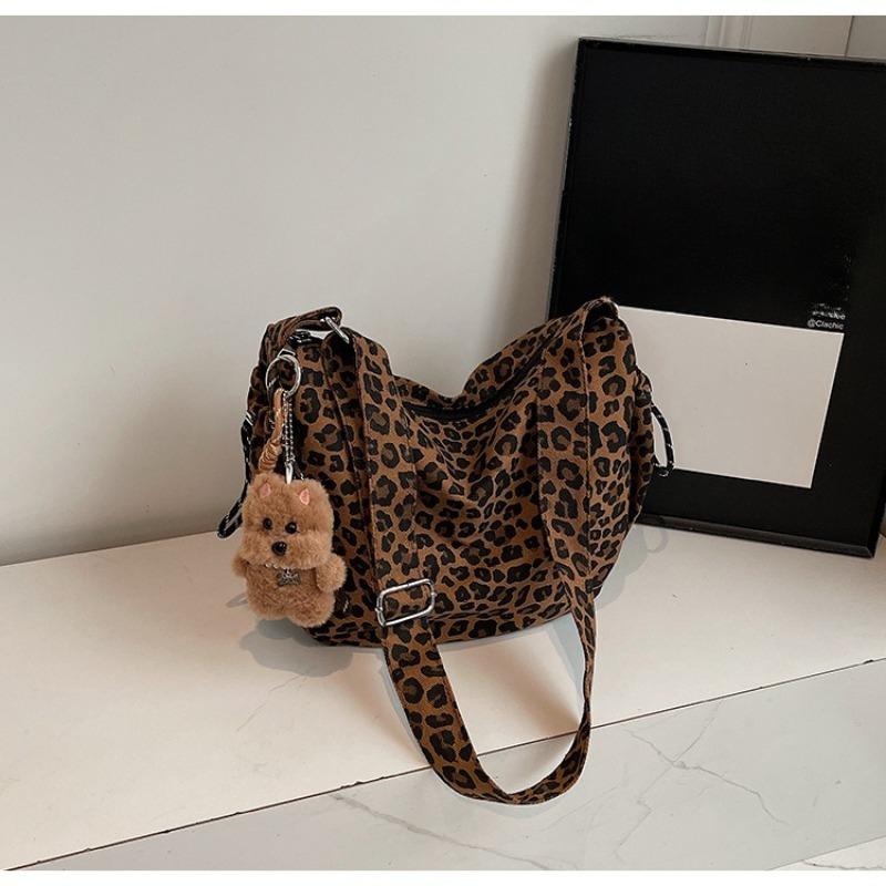 A Large-capacity, High-end, Niche Crossbody Bag and A Tote Bag for Commuting To Work