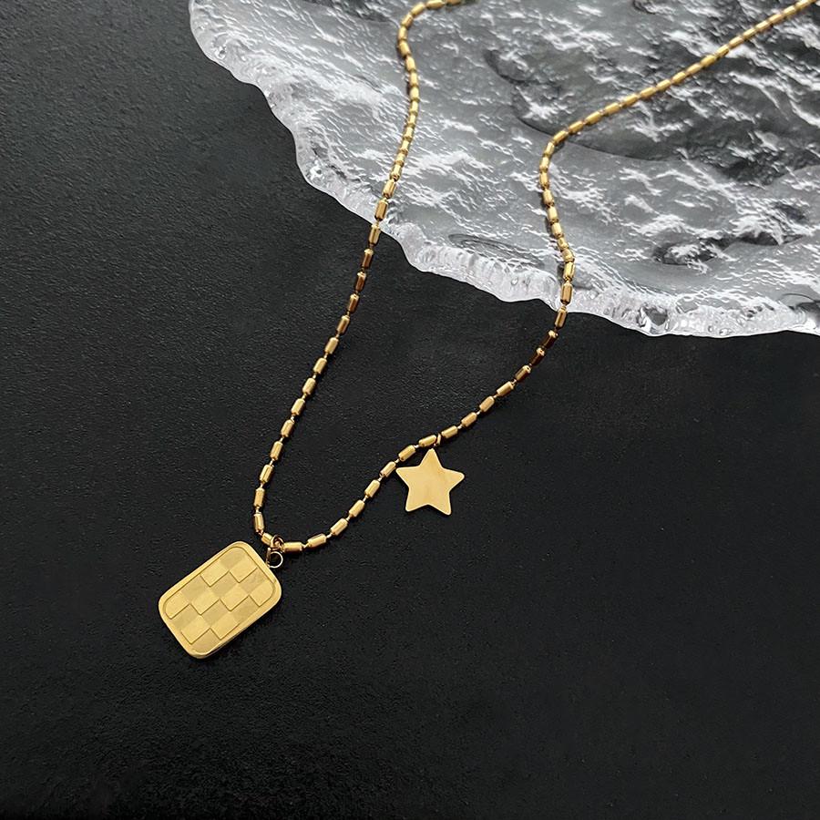 

Клетчатое ожерелье с подвеской для женщин: Осень/Зима Роскошная Цепочка для Свитера Высокого Класса, Стильный Аксессуар для Худи, Тренд 2024