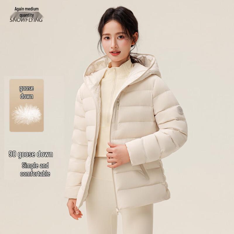 

Женская короткая куртка с капюшоном на 90% из гусиного пуха M