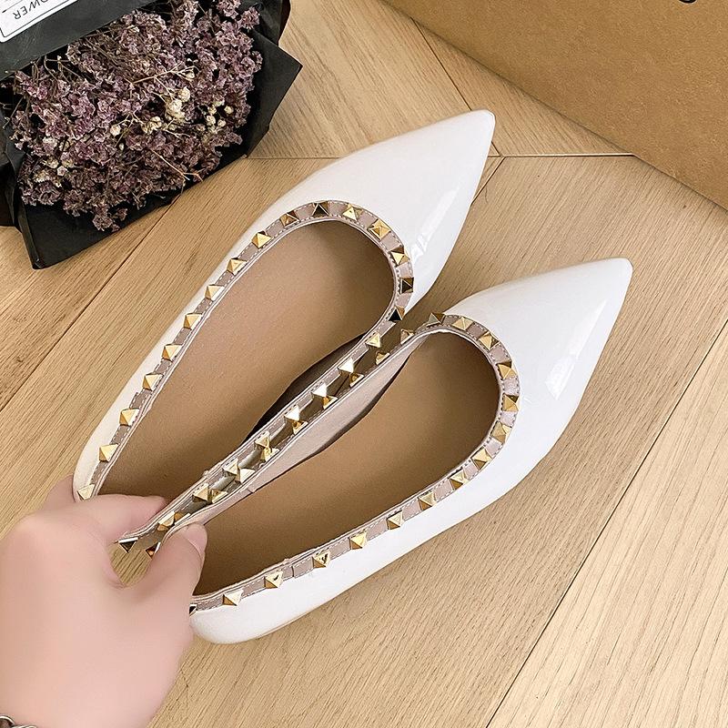 Spitzer Niet Einzelschuhe Innenhöhenerhöhung Flachmund Weiches Lackleder Temperament Passend Innenhöhenerhöhung Einzelschuhe Damen