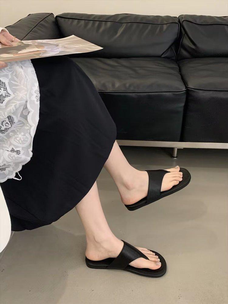 Flat-bottomed Flip-flops for Women's Outer Wear 2025 Spring and Summer New Vacation Travel Beach Shoes Soft-soled Feet Cold Slippers for Women