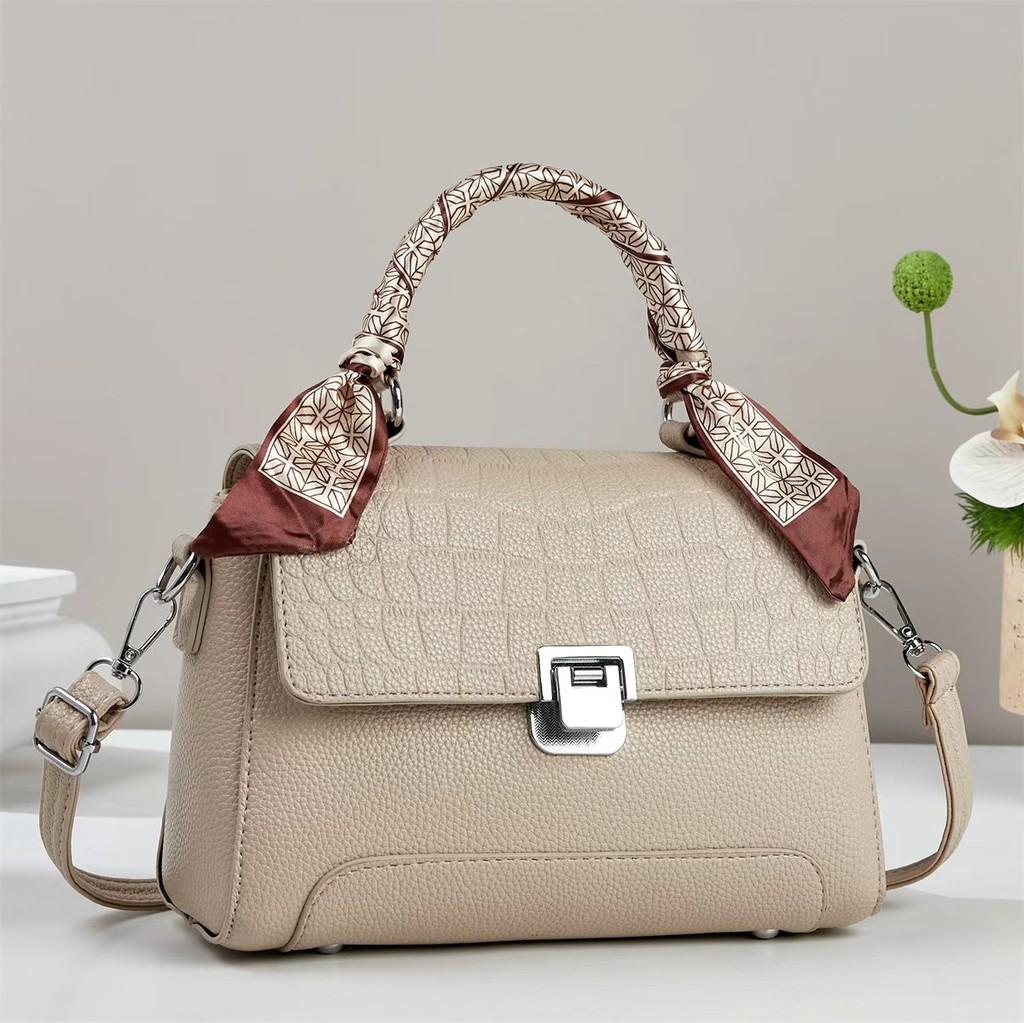 Trendy Street Style Crossbody Bag With Zipper Closure For Casual Outings