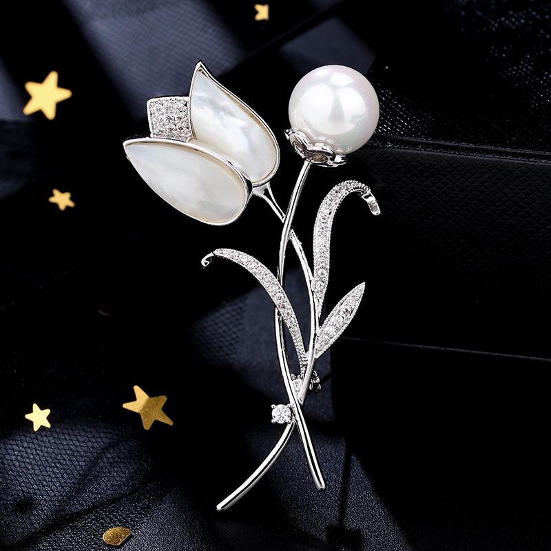Tulip Pearl Corsage Brooch - Elegant Women's Fashion Pin for Versatile Suit or Coat Accessories.