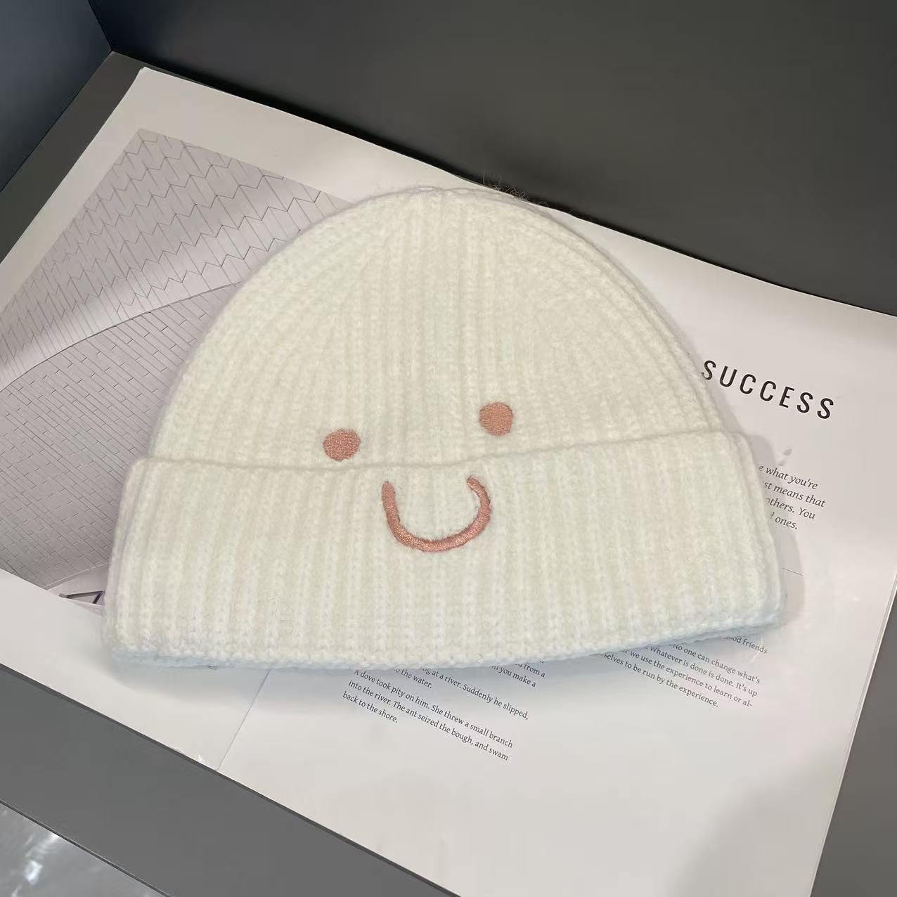 

Детская шерстяная шапка в нишевом стиле Осень-зима Вышивка смайлика Мальчики и девочки Универсальная теплая и холодная шапка Шапка-пуловер Вязаная шапка Модная M（56-58cm）