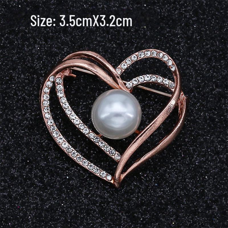 Módní brož s lukem: Kovové šperky s perlou a kamínkovou květinou