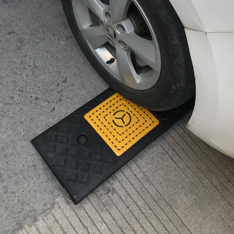 Rubber-Plastic Car Ramp: Slope Mat, Curb Edge, Uphill Climb, Triangle Speed Bump