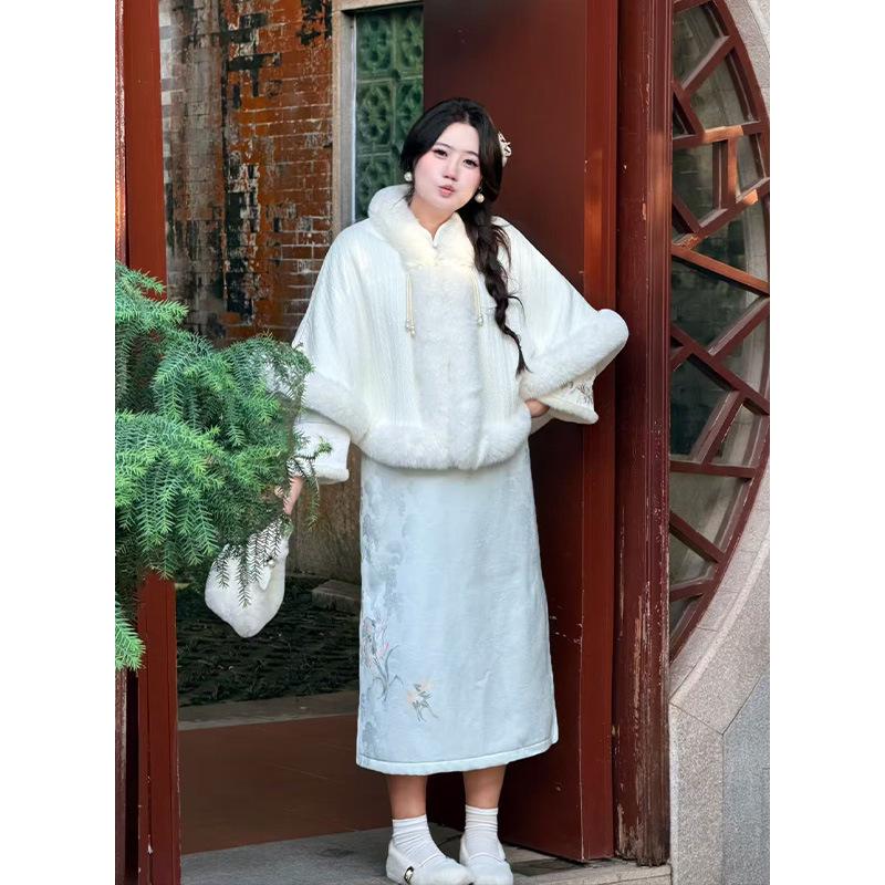 

Elegant Plus-Size Velvet Cardigan with Qipao, Winter 2025 One Size (90-230 jin) белый