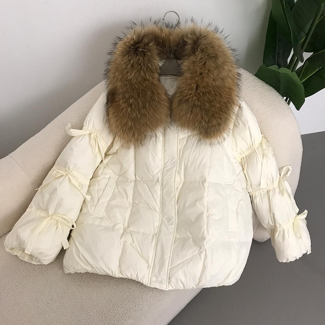 

Жіноча зимово-осіння куртка 2024 року з білим качиним пухом, великим коміром з хутра лисиці та краваткою-метеликом Medium