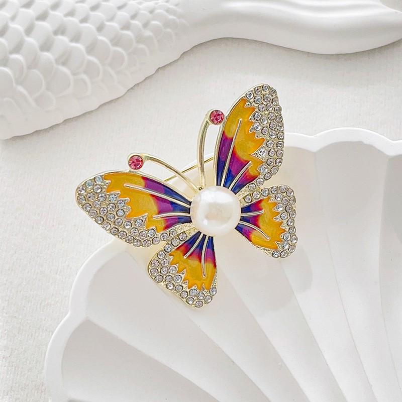 

Элегантная брошь-бабочка — универсальное ювелирное изделие из сплава с бриллиантовыми акцентами, идеально подходит для корсажа одежды и аксессуаров, защищающих от воздействия внешней среды