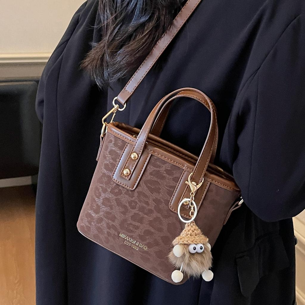 Niche Design Leopard Print Bag Women's 2025 New Fashion Retro Portable Bucket Bag Foreign Style Shoulder Messenger Bag Tide