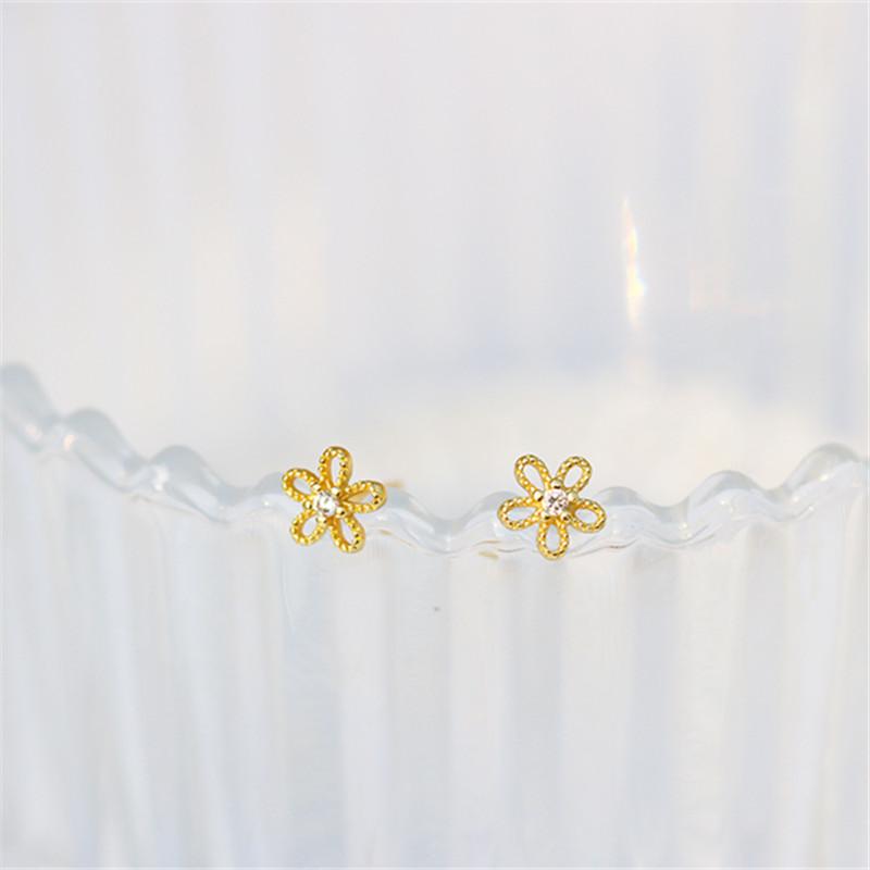 

925 Sterling Silver Korean Small Fresh Sweet Hollow Flowers Micro-set Zircon Earrings for Women Jewelry Gift золотий