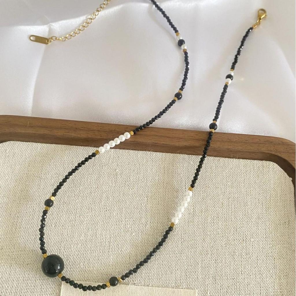 Vintage Black Crystal Pearl Beaded Choker Necklace - Stylish and High-End for Women.