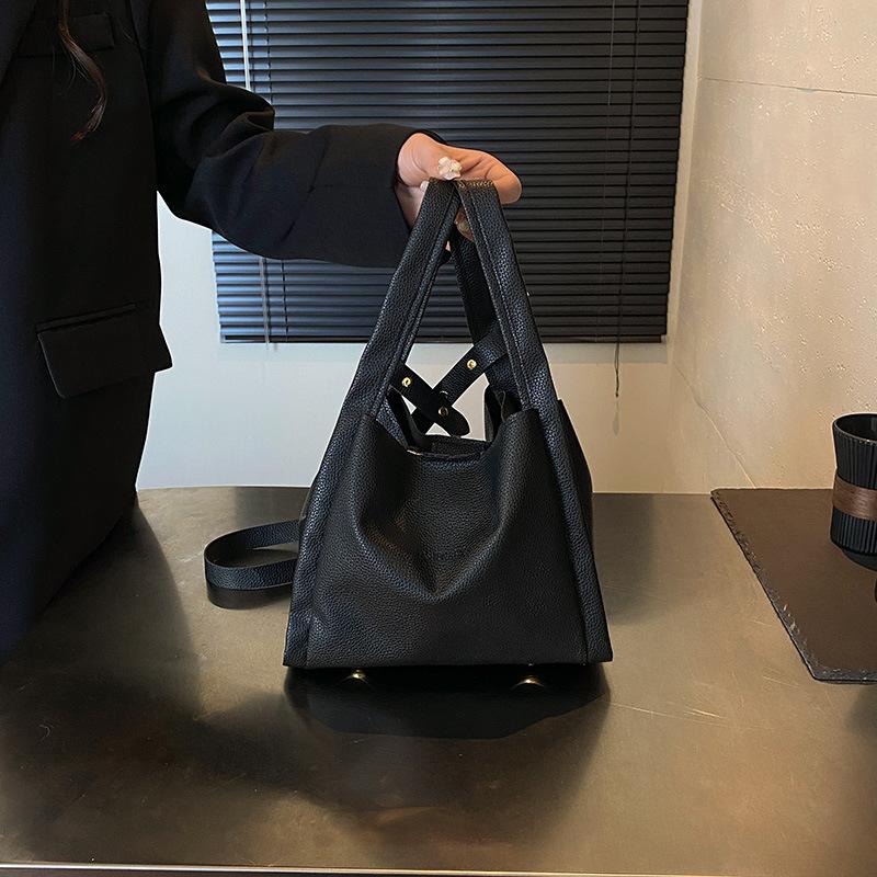 

Foreign Korean version ins trendy large-capacity tote bag women s spring new fashion solid color light luxury versatile messenger bag чёрный