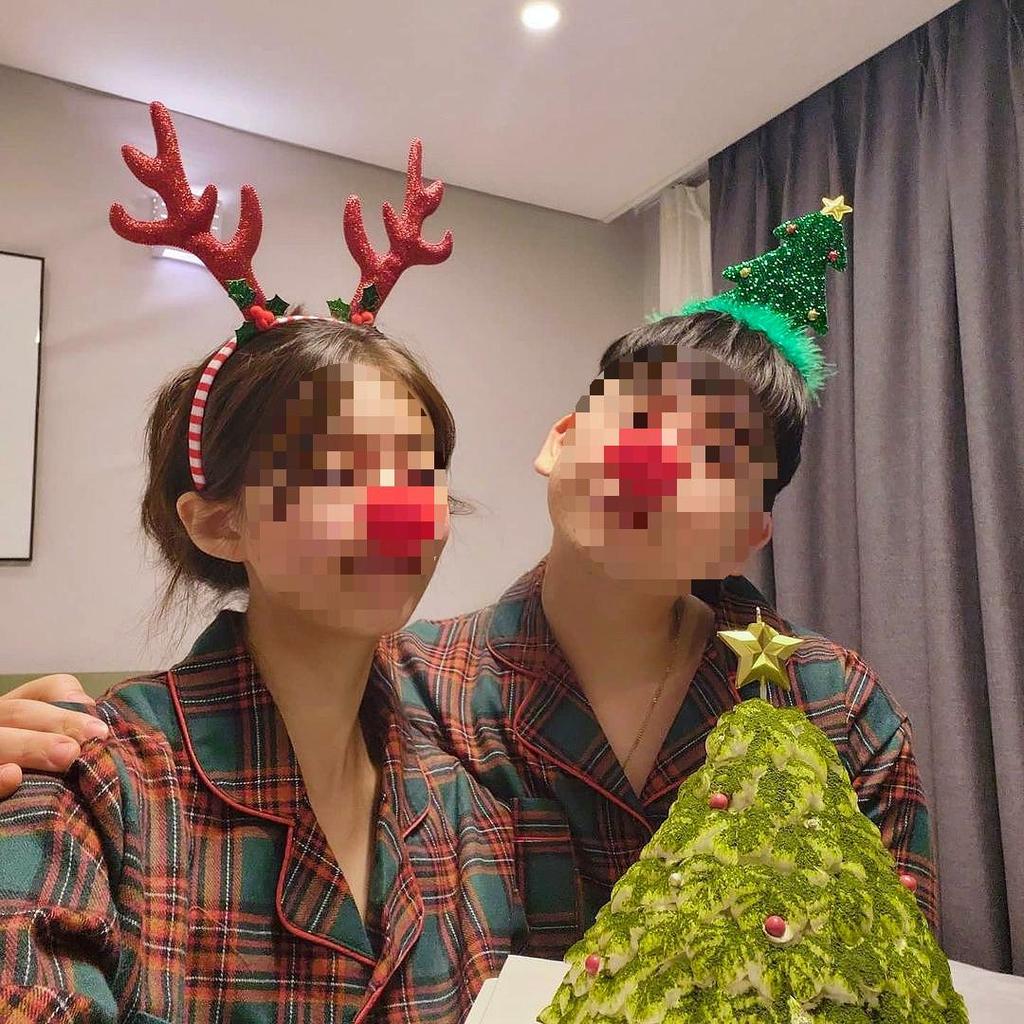 Christmas Tree Hat with Cute Santa Legs - Festive Headwear for Men & Women, Perfect Christmas Gift & Photo Prop