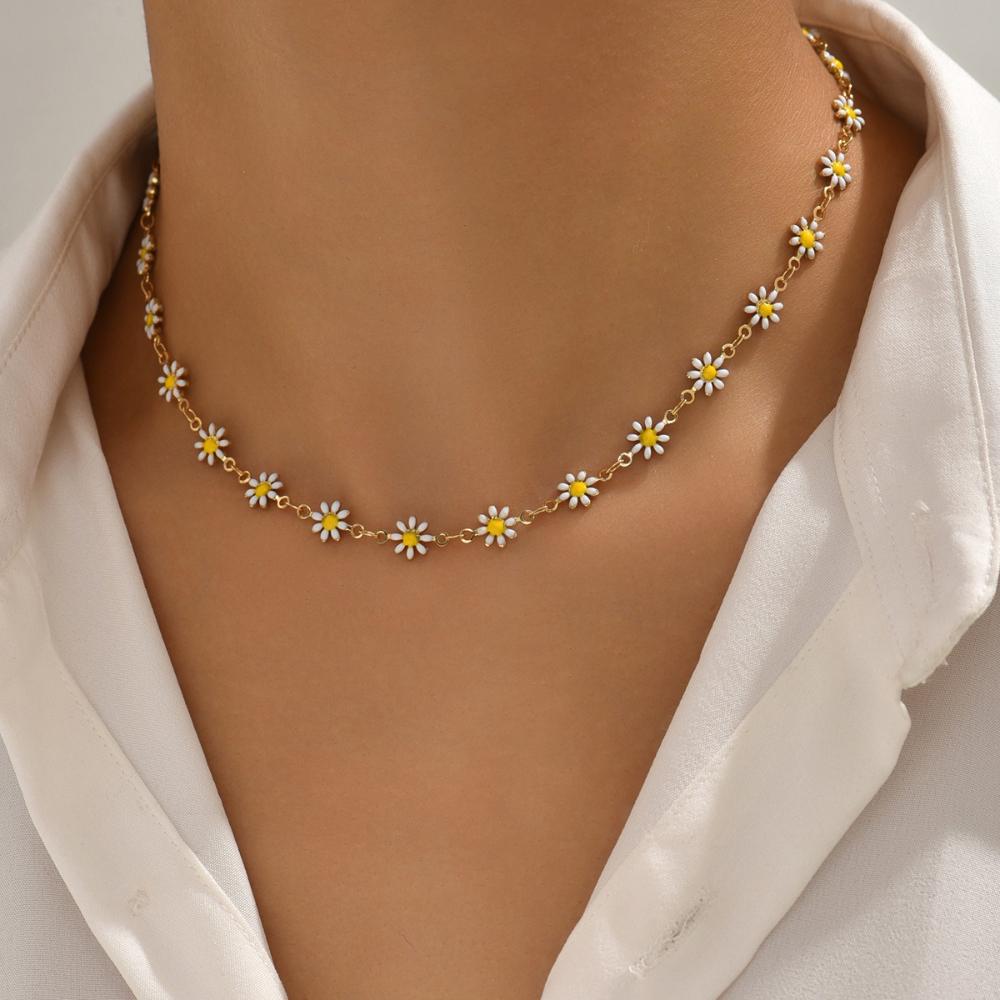 Bohemian Daisy Flower Clavicle Chain Necklace for Women Girls Flowers Choker Necklace Sweet Bridal Wedding Party Jewelry