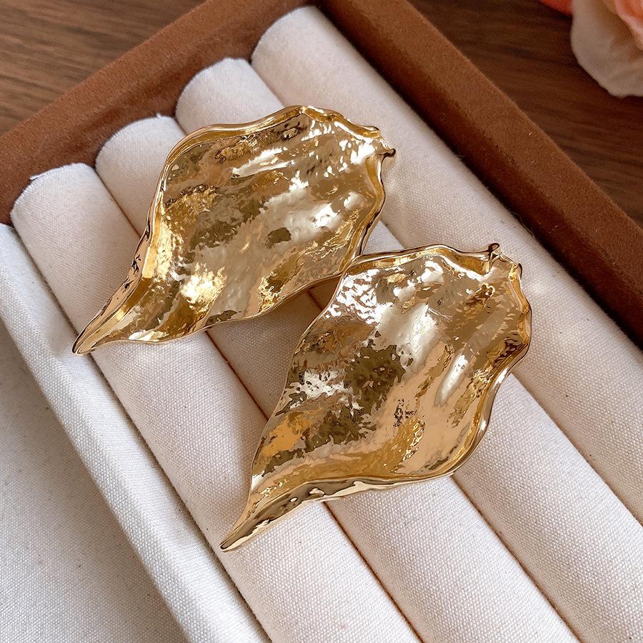

European and American silver needle pleated leaf stud earrings retro personality fashion temperament earrings light luxury high-end earrings women