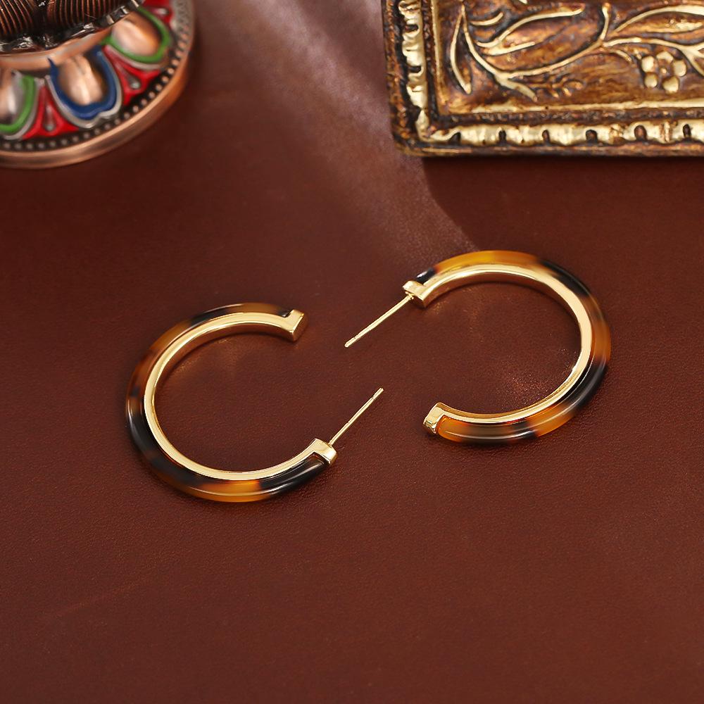 Zhao Lusi Xu Yan Maelard Caramel C-Shaped Minimalist Fashion Earrings