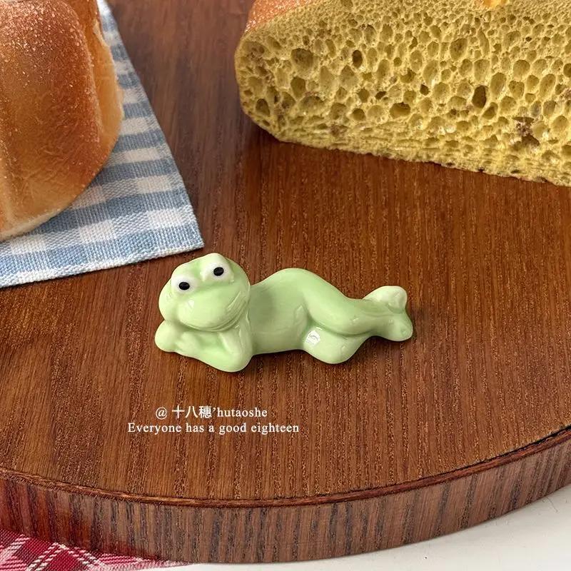 Creative Ceramic Funny Frog Chopstick Holder Cutlery Stand Spoon Fork Rest Tableware Restaurant Utensil Kitchen Tools Home Decor