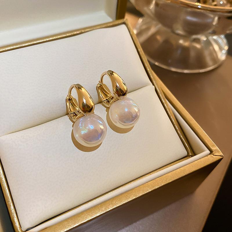 Silver needle zircon butterfly pearl earrings niche design light luxury stud earrings French high-end retro earrings wholesale