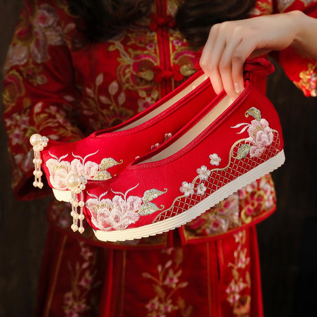 Elegant Embroidered Flower Shoes Hanfu Style Women's High-Rise Shoes Cotton Lined Slip-On Traditional Chinese Costume Footwear