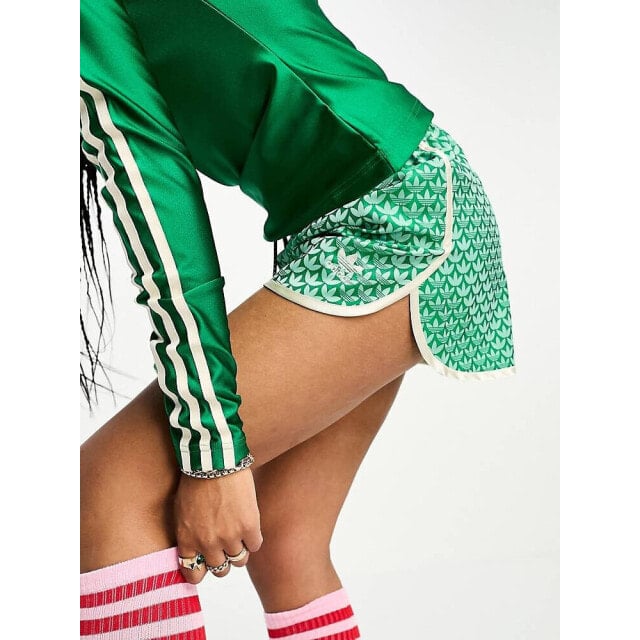 

Зеленые шорты для бега с монограммой adidas Originals adicolor 70-х
