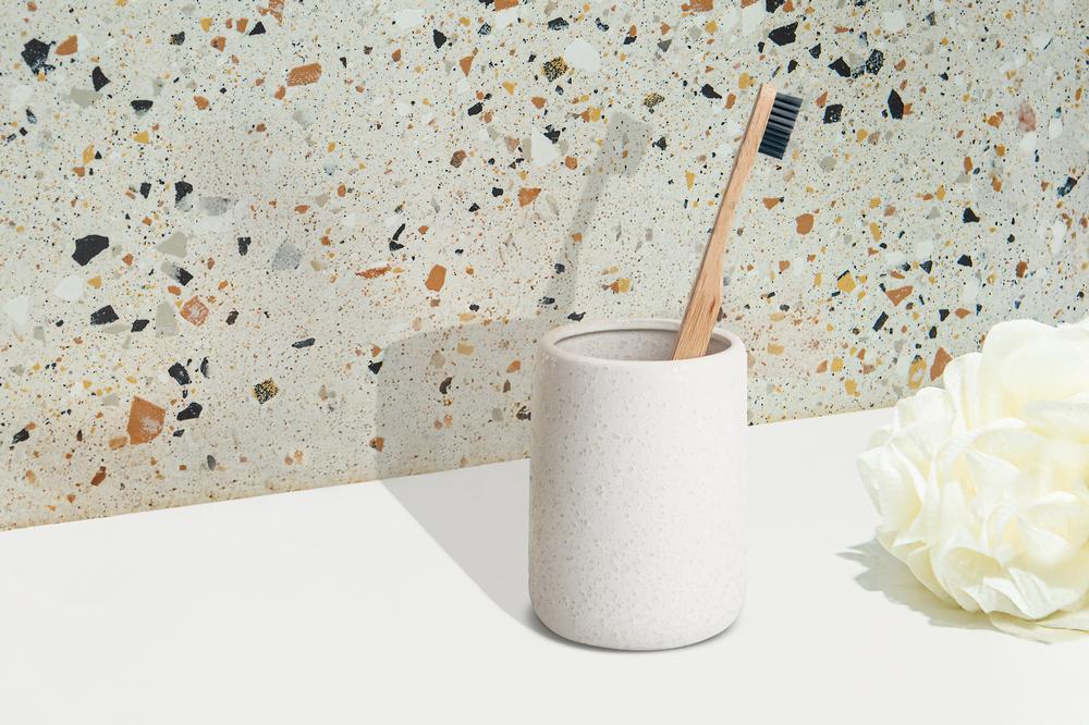 AWD INTERIOR 1913 Bonita white stoneware toothbrush mug