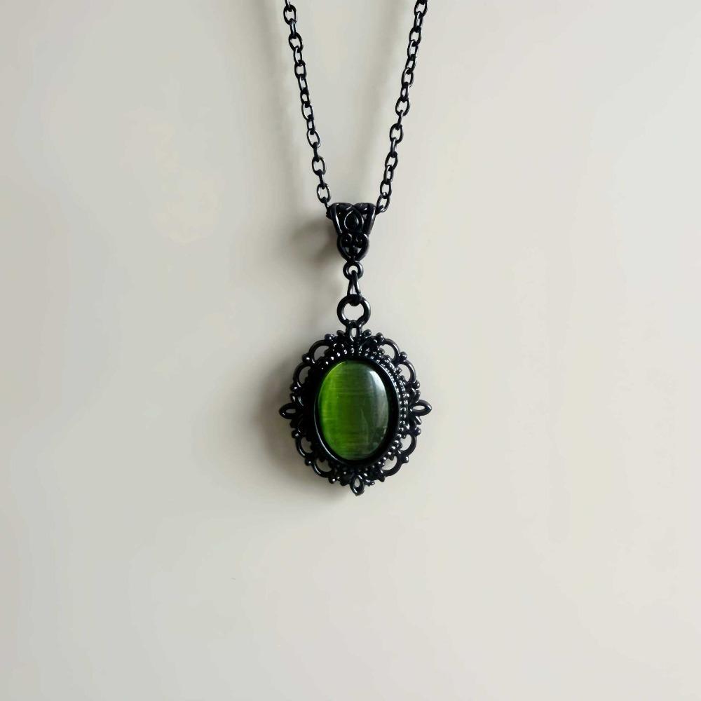 Collana Pendente Vittoriana Medievale Pietra Occhio di Gatto Verde Filamenti Neri Ovali per Donne Festa Gotica di Halloween Gioielli Retrò