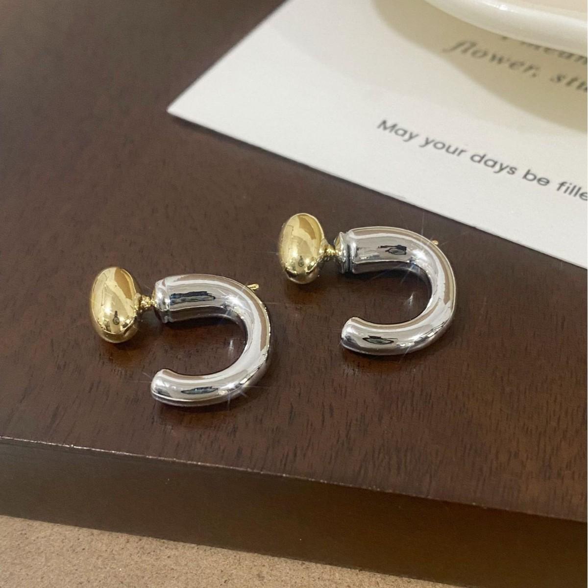 Retro Gold Beaded C-Shaped Earrings for Women: Personalized, Elegant Studs with a Cool, Fashionable Style.