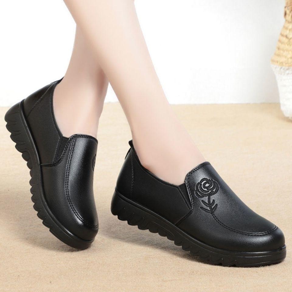 Fashion Cheap Shoe Women Leather Flats Female Flats Spring Shoes Classic Women's Loafers Casual Mother's Shoes Soft Leather Single Shoes