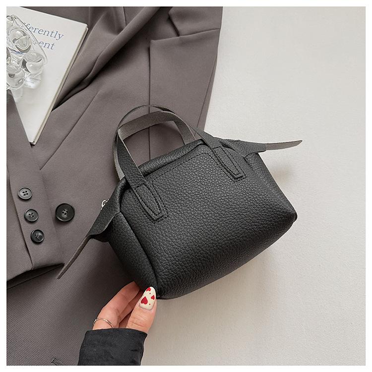 

Korean version of simple and versatile shoulder portable bucket small bag women s 2025 summer new style fashion messenger commuter bag чорний