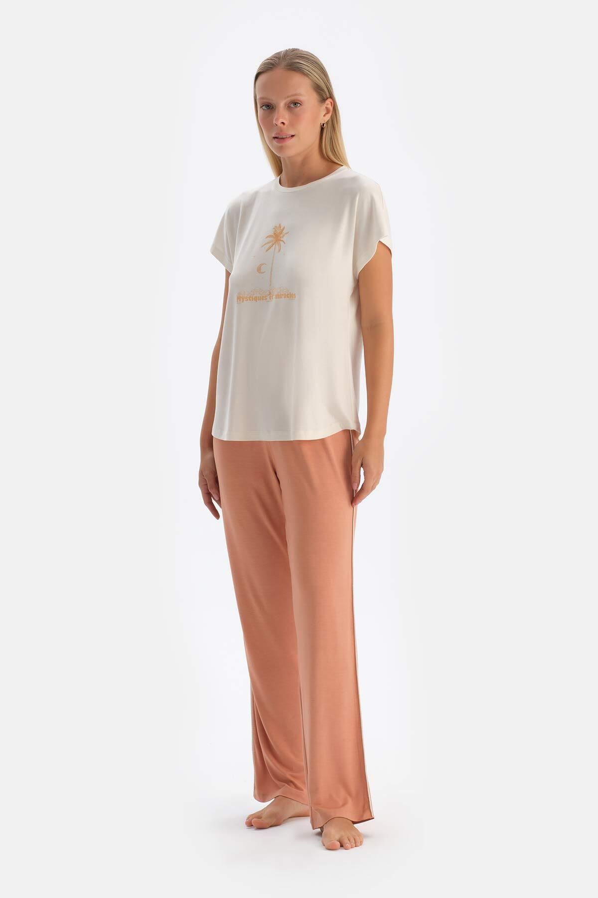 

Женская модная новая пижама белого цвета с принтом