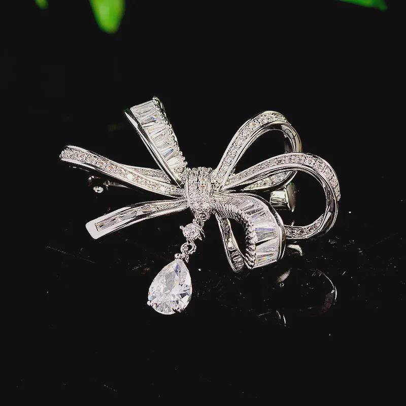 Elegante spilla a fiocco retrò con zircone microintarsiato – accessorio elegante per abito da donna