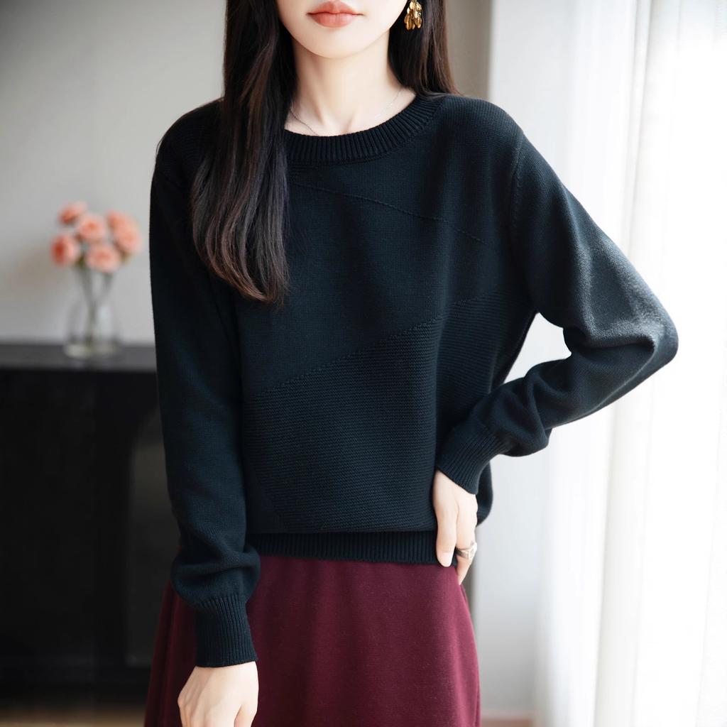 A New Type of Thick, Non-pilling Knitted Base Layer with A Round-neck, Slanted Square Inner Layer Sweater for Women