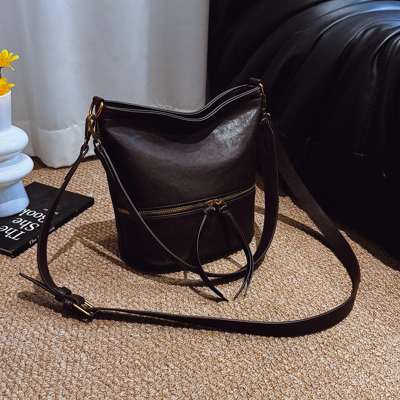 

2025 autumn new crossbody handbag European and American style casual fashion trend women Korean niche shoulder bag темно-коричневого