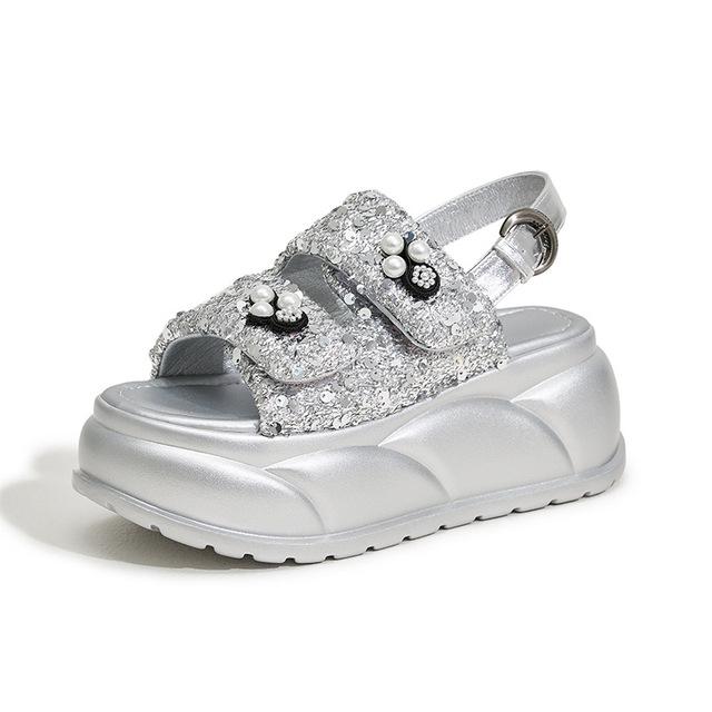 

Женская синтетическая повседневная обувь из синтетического материала высотой 7,5 см, брендовая обувь с открытым носком, модные шлепанцы, босоножки на танкетке на платформе, лето 2024, с блестящими отверстиями 39 серебряный