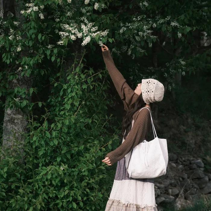 Daisy Lace Bobo Ribbon Shoulder Bag _ [White Edition]