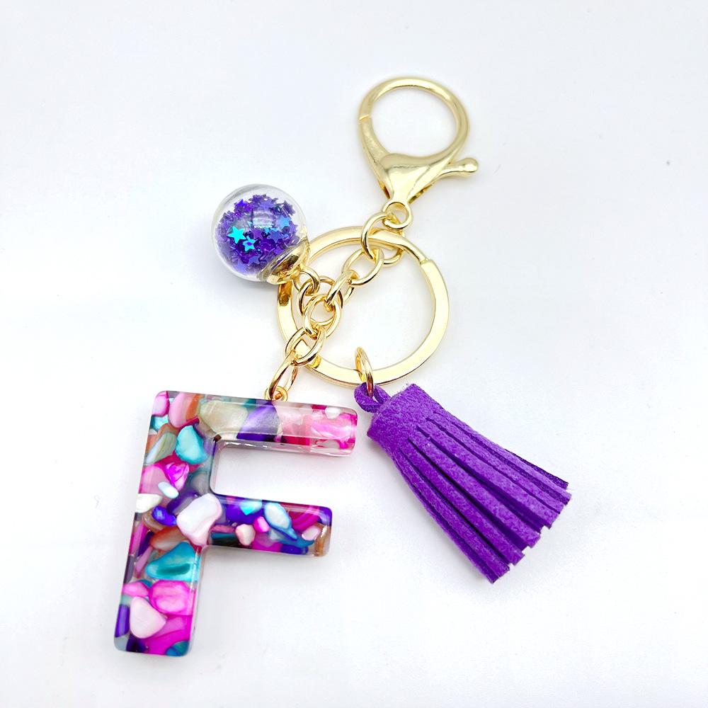 Europäischer und Amerikanischer Bestseller Englischer Initialschlüsselanhänger mit Lila Quasten-Accessoire