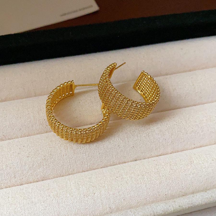 Silver Needle Irregular Stud Earrings: Retro European-American Style for Daily Versatile Wear with a High-End Luxurious Appeal.