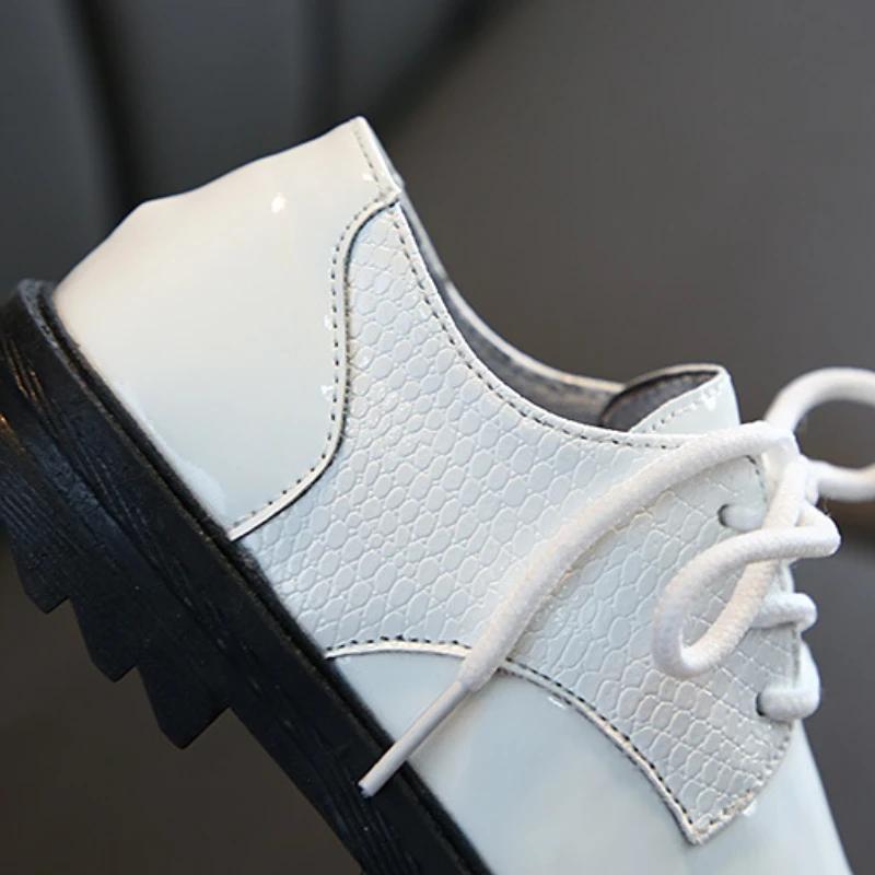 2024 Kinder Lederschuhe für Jungen Herbst Neue Modische Bequeme Vielseitige Hochzeit Aufführung Britischer Stil Schwarze Schuhe