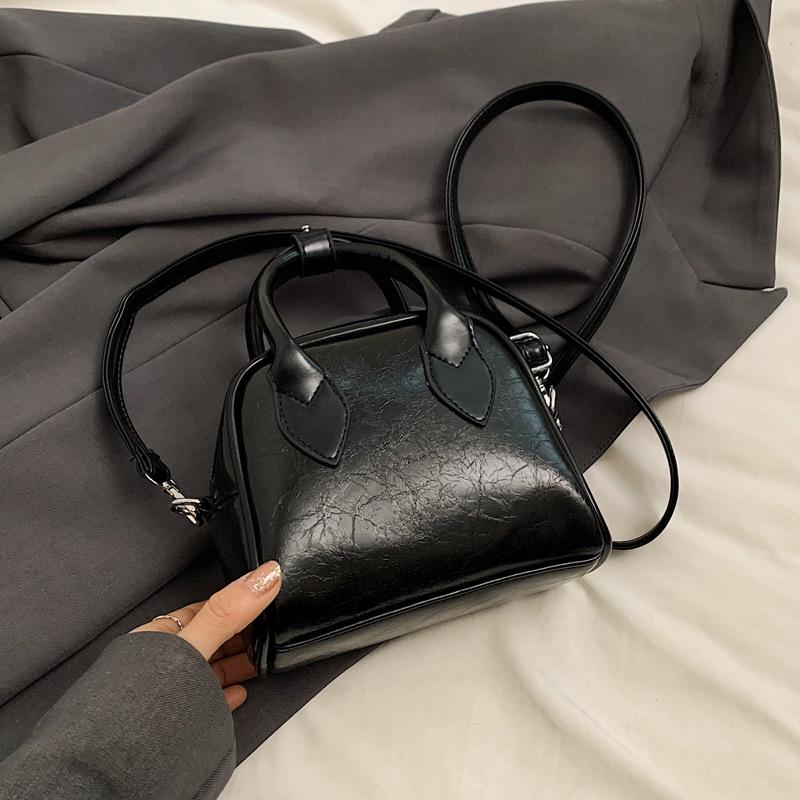 

Корейская версия портативной сумки для боулинга для женщин 2024 года, новая модная простая сумка-подушка, универсальная повседневная сумка-мессенджер через плечо