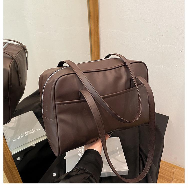 

Большая сумка женская 2025 зима новая модная простая вместительная трендовая сумка-тоут повседневная в иностранном стиле сумка на плечо