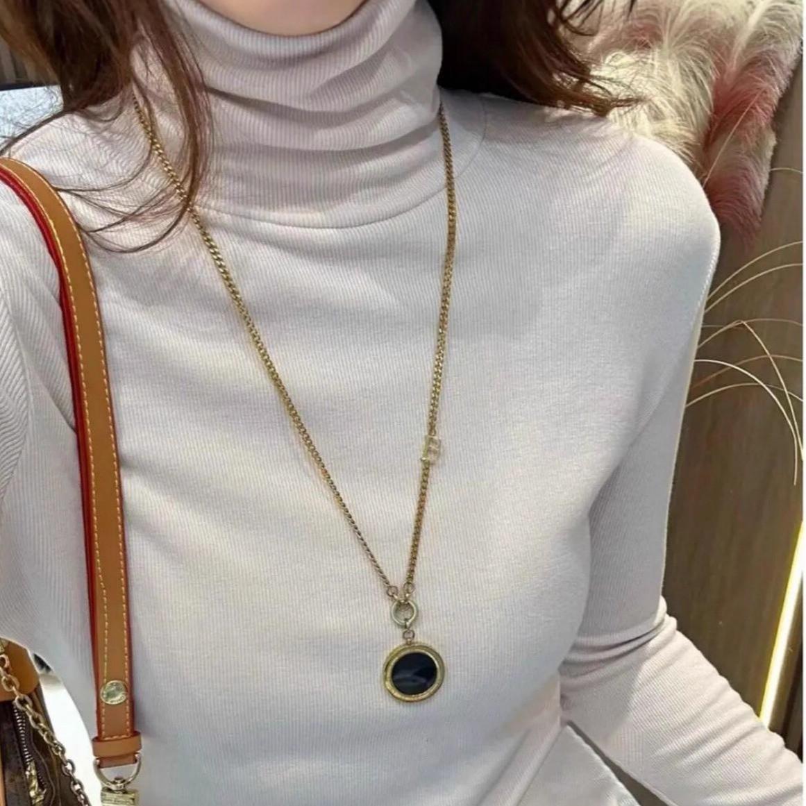 

2025 Autumn/Winter Women s Slim-Fit Brushed High-Neck Top - Stylish, Age-Reducing, Versatile Medium