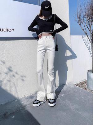 Damen Weiße Bodenlange Micro-Flare Skinny Jeans: Trompetenstil Frühling/Herbst 2025