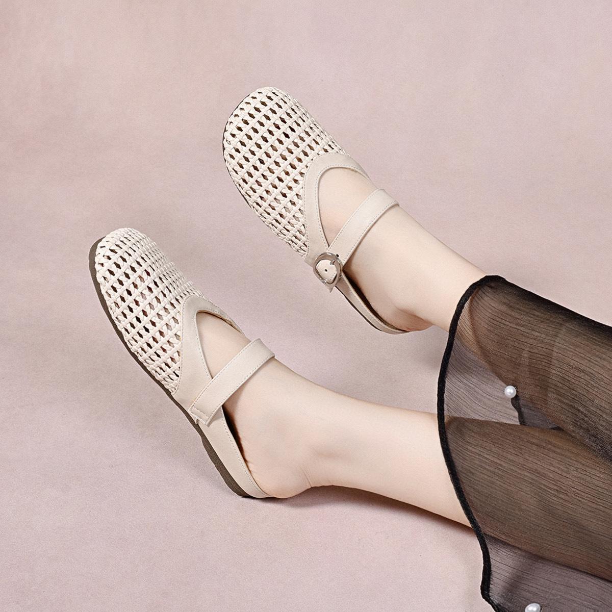 

Плетеные тапочки женские для улицы летние новые с круглым носком полые повседневные на плоской подошве сандалии для отдыха ленивые шлепанцы 40 бежевый