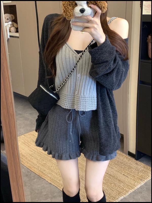 Women s High Waist Cable Knit Ruffle Shorts - Autumn/Winter 2025 Collection One Size