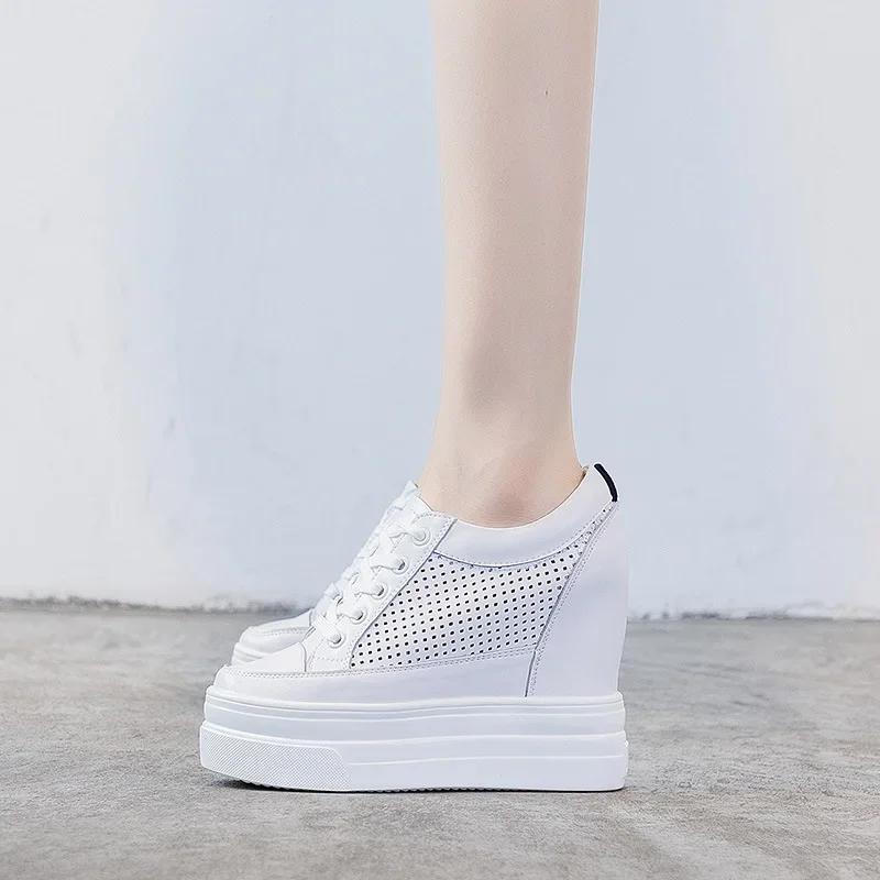Cuir Véritable Nouvelles Chaussures Blanches à Semelles Épaisses Nouveau Printemps Été Sauvage Version Coréenne Respirantes Augmenter Baskets Femmes Talons 11CM