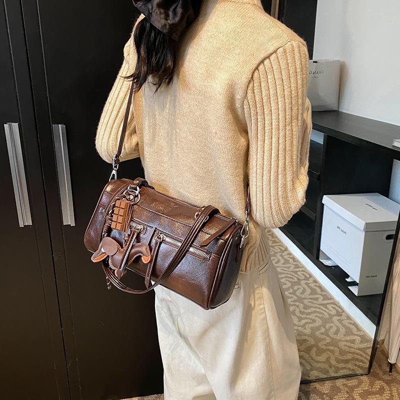 

Retro Large-Capacity Bags, Women S Single Shoulder Armpit Bags, Simple Foreign Commuter Pillow Bags no pendant темно-коричневого кольору