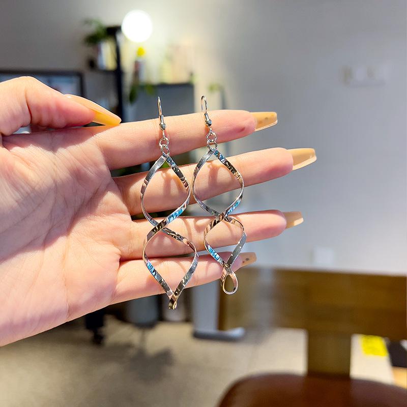 

Корейские серьги из серебра S925 в виде спиральной волны серебряный